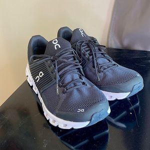 Oncloud running shoes. Black. "Cloudswift"